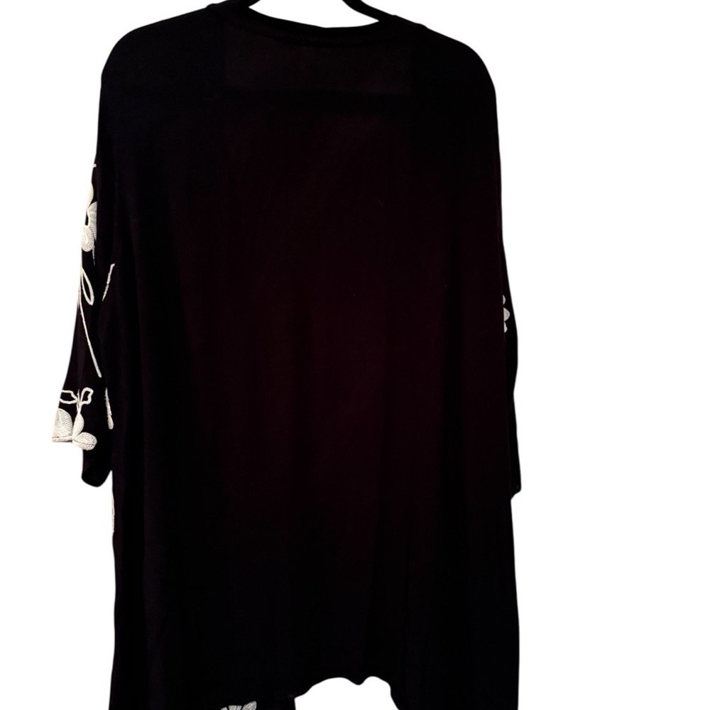Elegant Black Floral Kimono - Picture 2 of 4